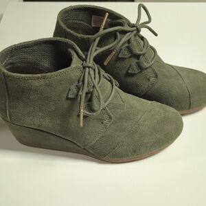 Toms Olive green suede wedge booties